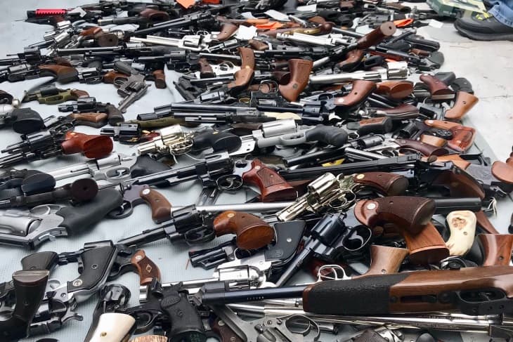 البيرو ... مصادرة نحو خمسة آلاف قطعة من السلاح، بعد عمليات تفتيش ومداهمة في عدة أماكن