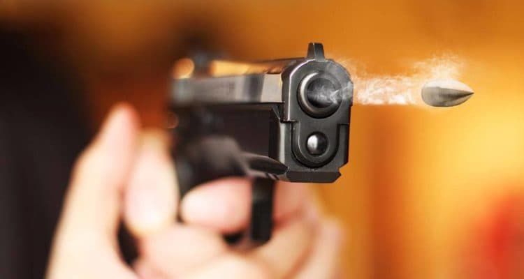 سلا ... إضطرار موظف شرطة لاستعمال سلاحه الوظيفي لتوقيف شخصين كانا في حالة تخدير واندفاع قويتين