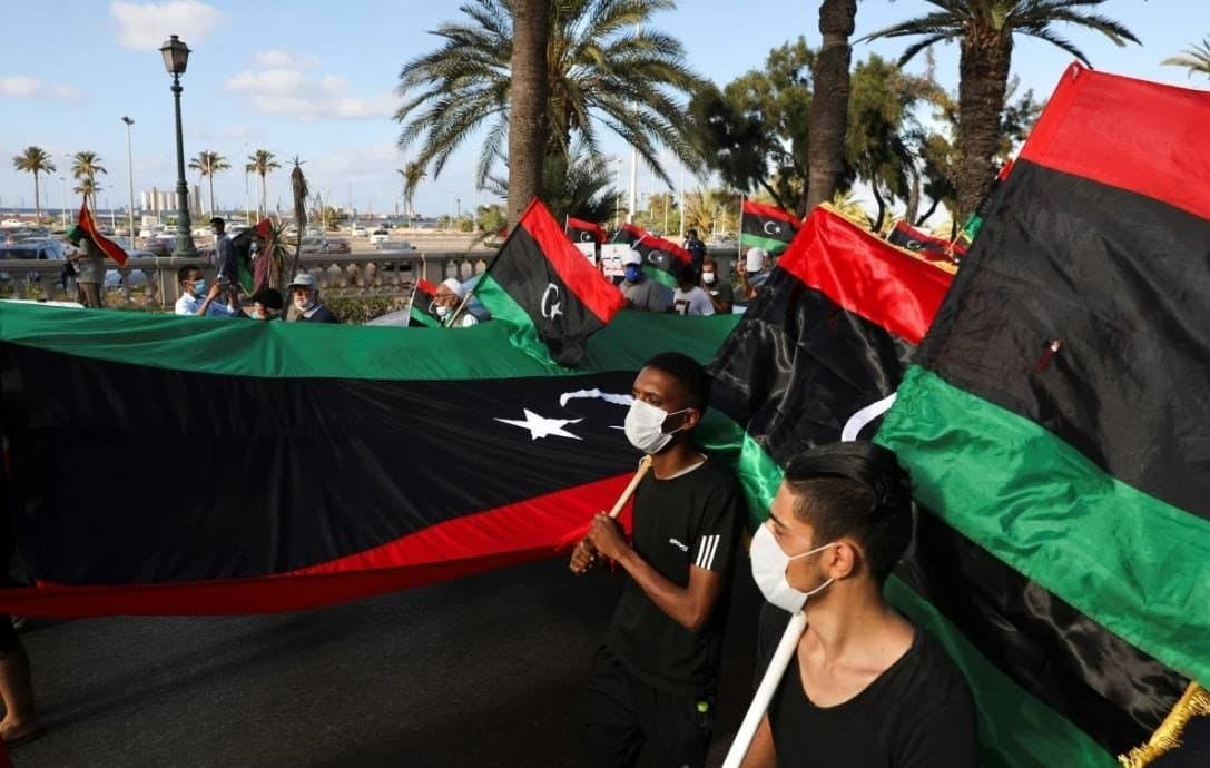 ليبيا … مظاهرات بالحجارة و النار أمام البرلمان الليبي