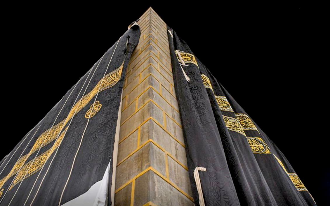 استبدال كسوة الكعبة المشرفة تزامنا مع العام الهجرى الجديد (صور)