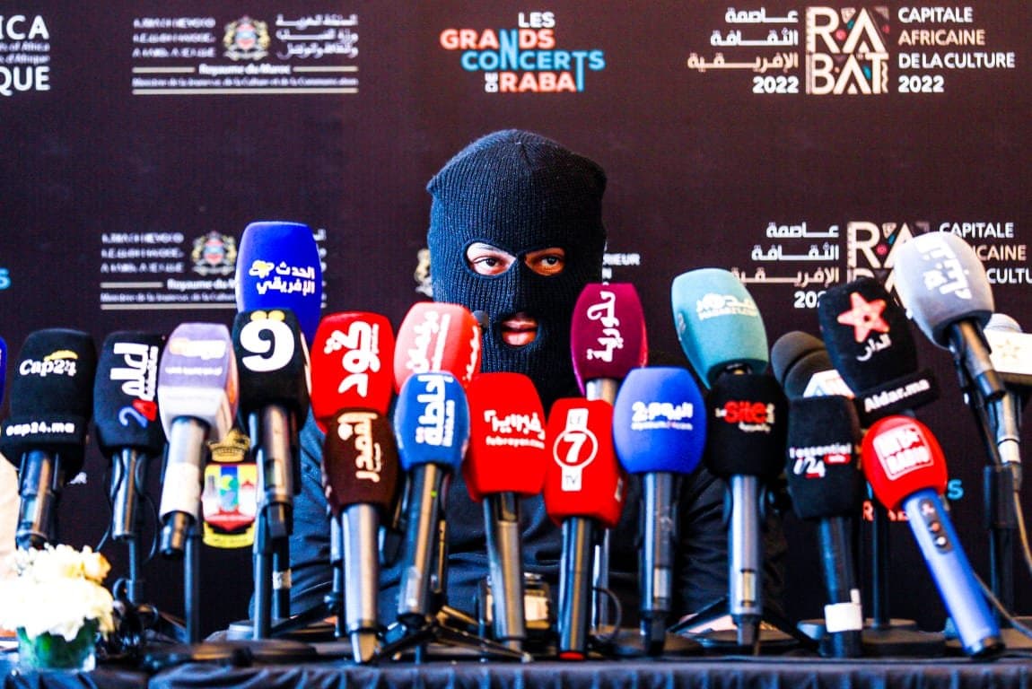 مغني الراب « سنور » يتهرب من أسئلة الصحفيين و يغادر الندوة الصحفية قبيل الحفل » الكبير بالرباط – فيديو