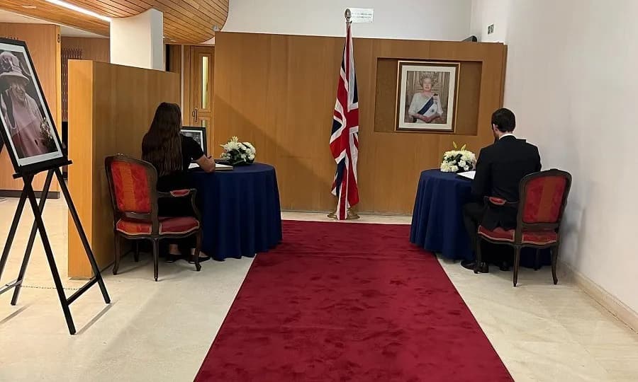 الرباط … سفارة المملكة المتحدة تفتح كتابا للتعازي على إثر وفاة الملكة إليزابيث