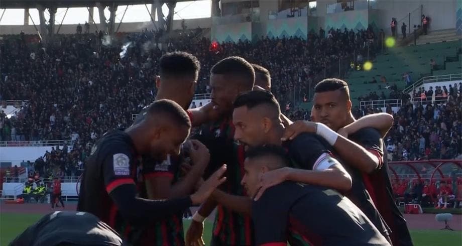فريق الجيش الملكي يتفوق على ضيفه الوداد الرياضي بثلاثية نظيفة وينفرد بالصدارة