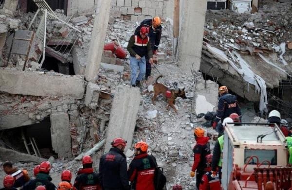 ارتفاع حصيلة ضحايا زلزال تركيا إلى 1541 شخص