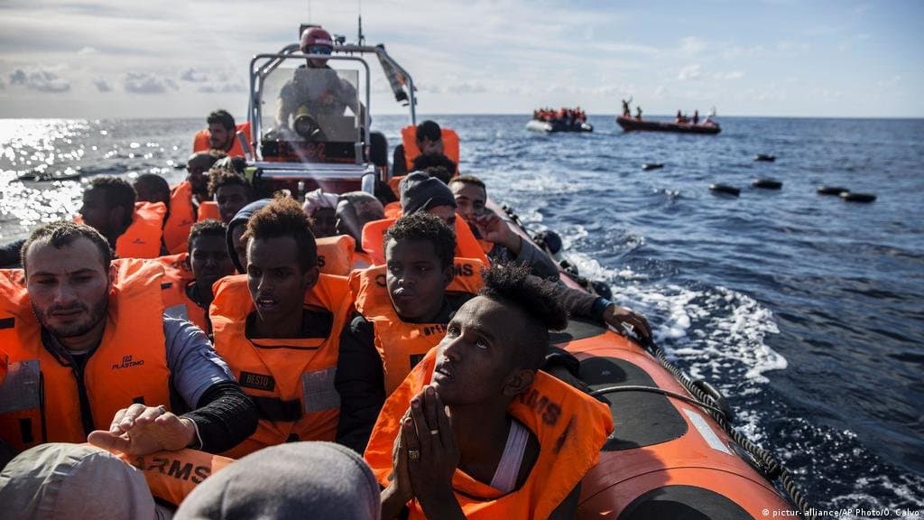 قارب مغربي ينجح في إنقاذ مهاجرين