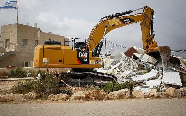 فلسطين … جرافات الإحتلال الإسرائيلي تهدم 4 منازل في عكا