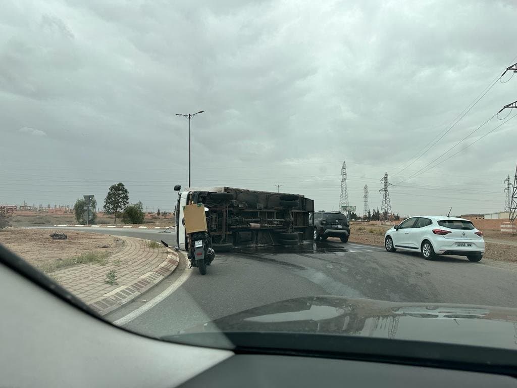انقلاب شاحنة تابعة لشركة الحليب بمدخل مراكش