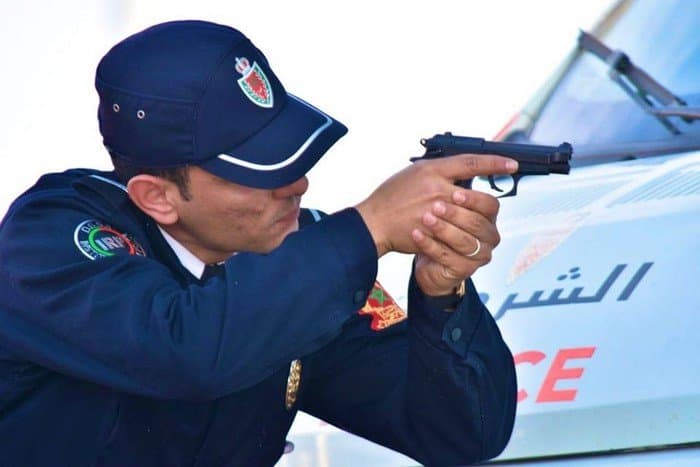 فاس.. مقدم شرطة يضطر لاستعمال سلاحه الوظيفي لتوقيف شخص خطير في وضعية غير طبيعية