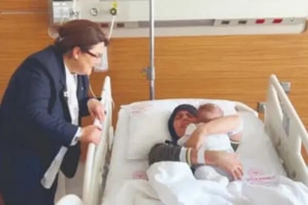 لم شمل أم تركية بطفلتها بعد 54 يوما من الزلزال  