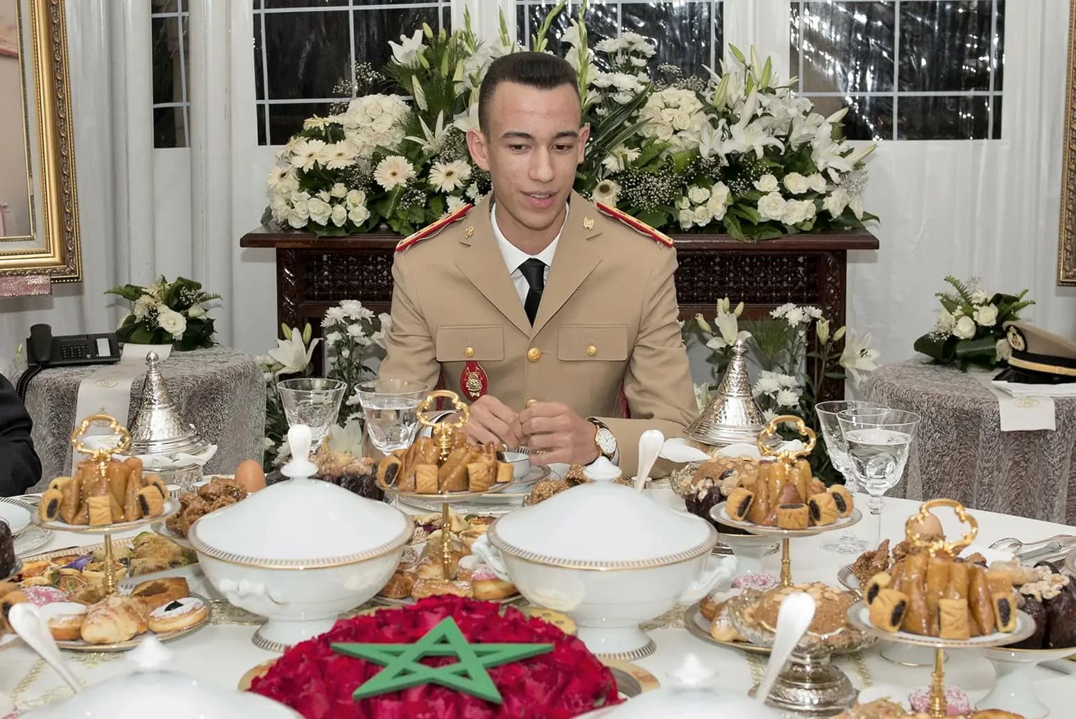 ولي العهد يترأس مأدبة غداء بنادي الضباط