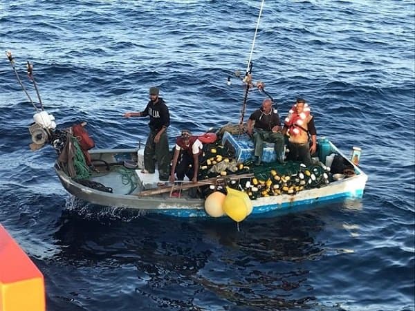 البحرية الإسبانية تنقذ ثلاثة صيادين مغاربة