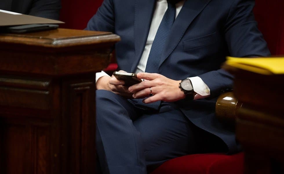 فرنسا … الحكومة تسمح للشرطة بالتجسس عبر الهواتف