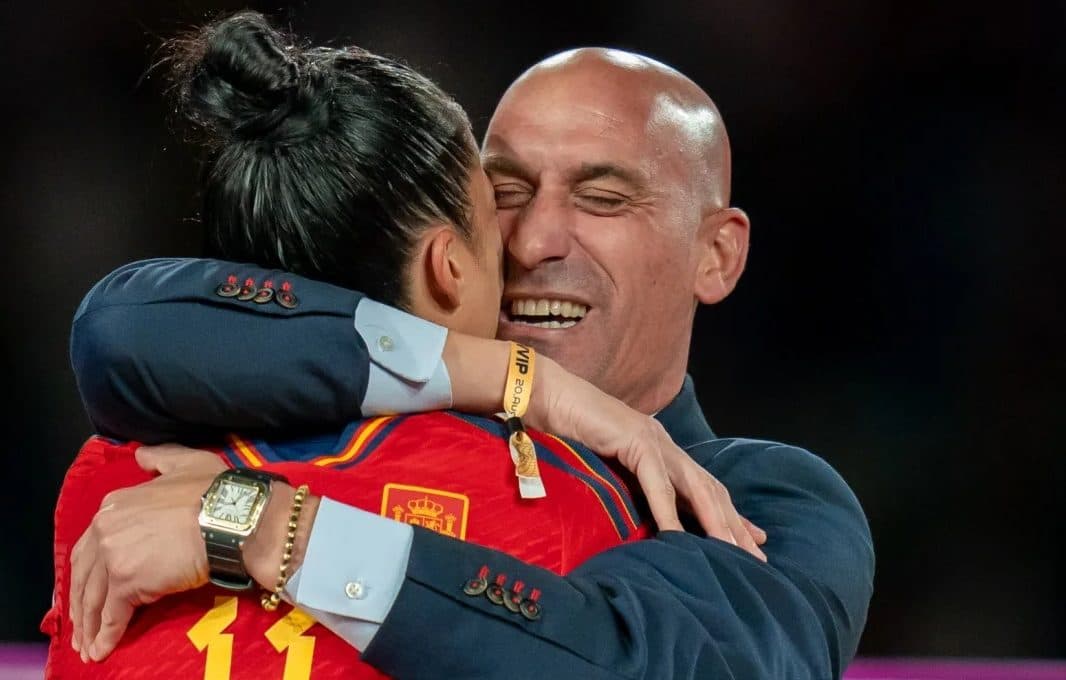بعد تصرفه المشين مع لاعبة المنتخب .. روبياليس يرفض الاستقالة واجتماع طارئ لتحديد مصيره ..