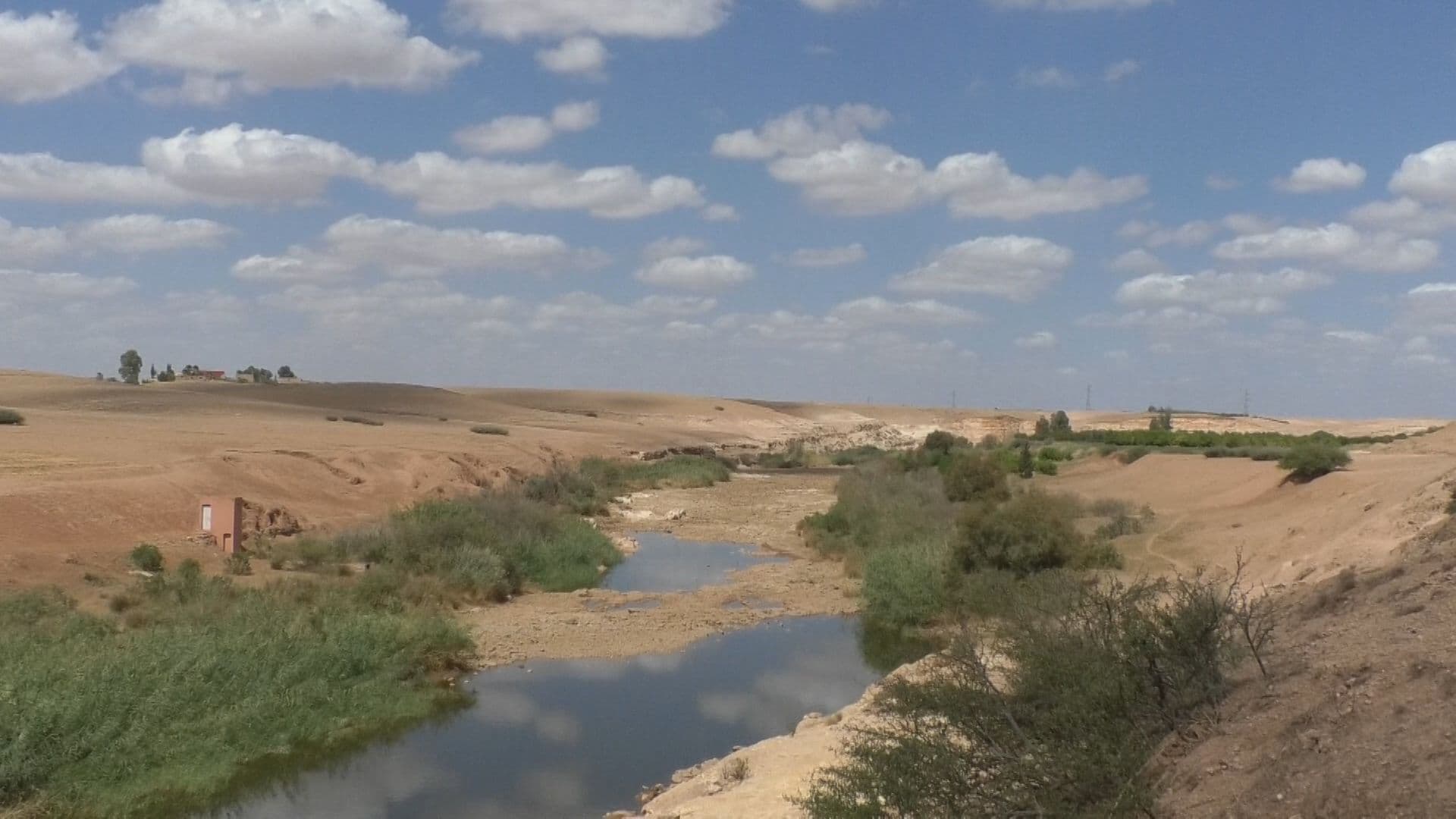 بعدما جرفتها المياه لمسافة  طويلة العثور على جثة عشريني بنهر ام الربيع