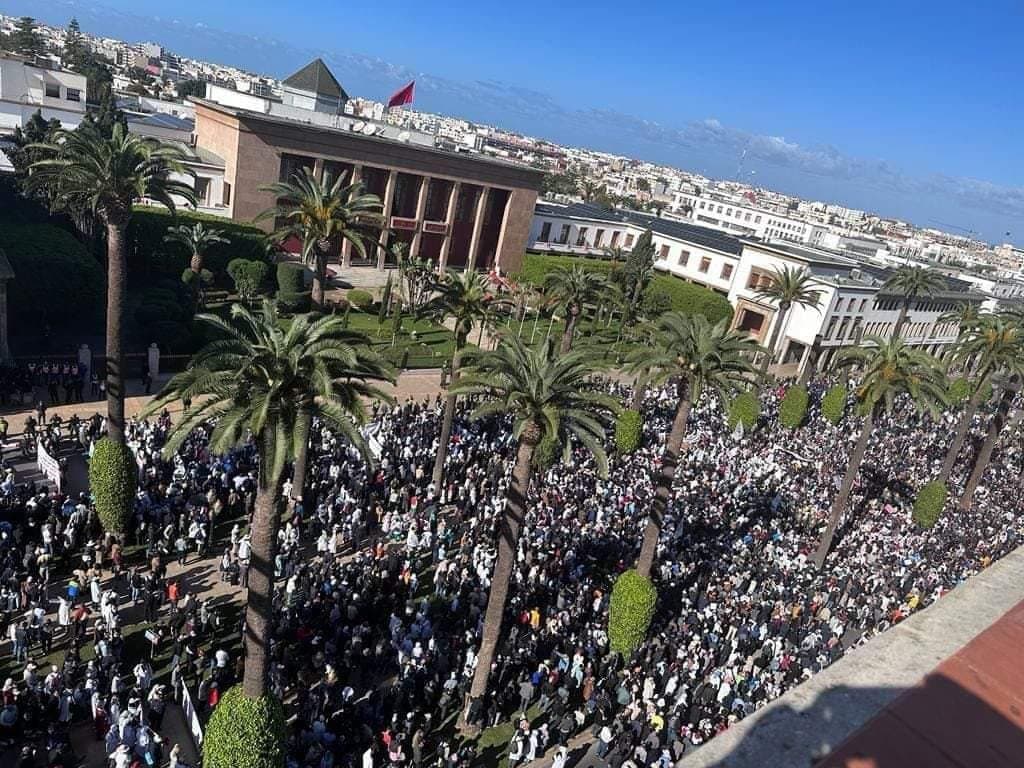 مسيرة احتجاج حاشدة للأساتذة المضربين أمام البرلمان للمطالبة بإلغاء النظام الأساسي.