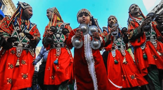 شبكة « سي بي إس » الأمريكية تحتفي بموسيقى كناوة .