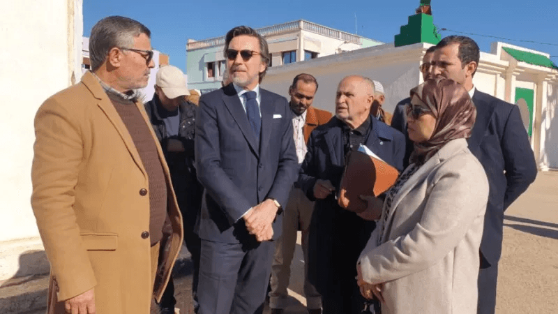 زيارة السفير البرتغالي إلى القصر الكبير. 