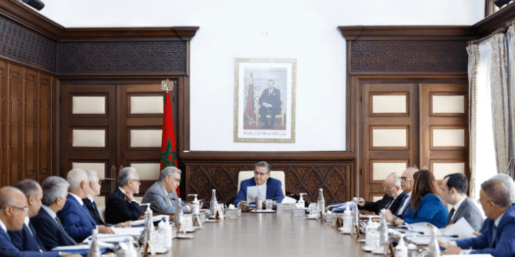  مجلس الحكومة يصادق على مشروع مرسوم يتعلق بضبط قطاع الكهرباء.      
