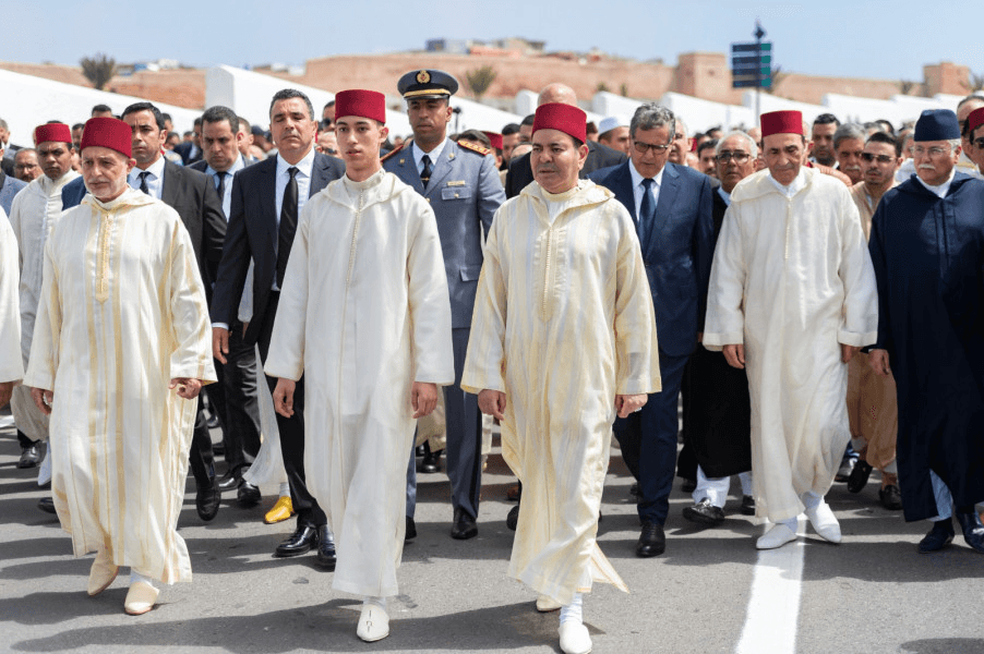 إقامة صلاة الاستسقاء في المسجد الأعظم بالرباط بحضور صاحب السمو الملكي ولي العهد الأمير مولاي الحسن وصاحب السمو الملكي الأمير مولاي رشيد.