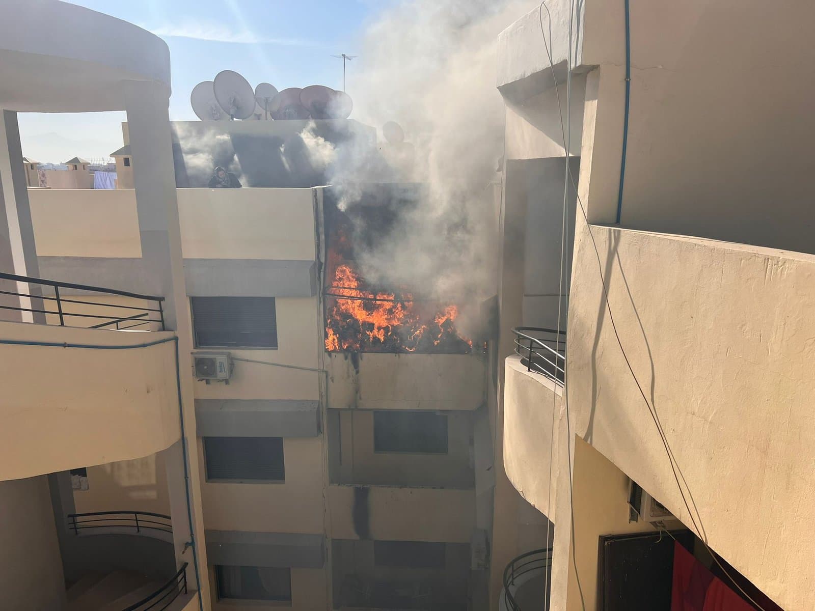 فيديو .. اندلاع حريق مهول بإحدى الشقق السكنية بمراكش