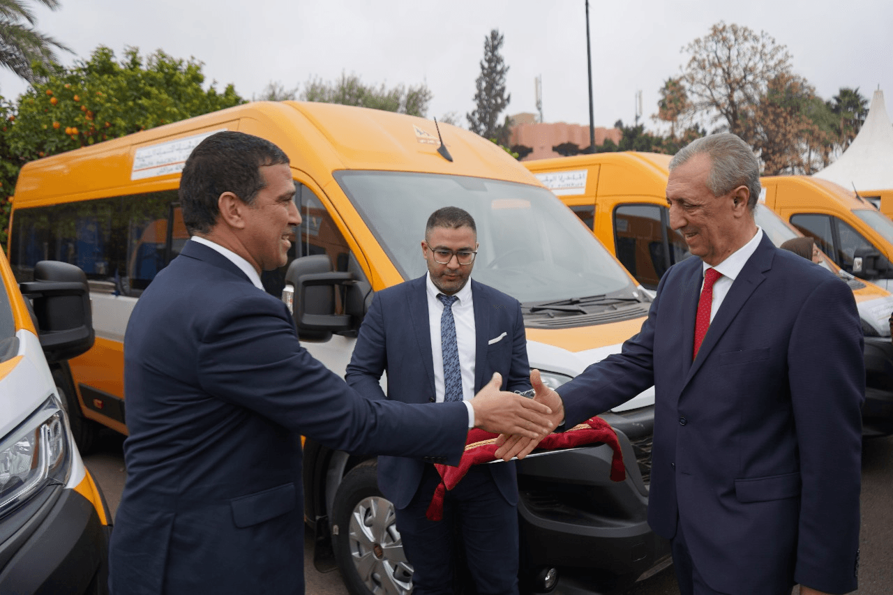 المبادرة الوطنية للتنمية البشرية بمراكش : توزيع سيارات النقل المدرسي لفائدة الجماعات الترابية.