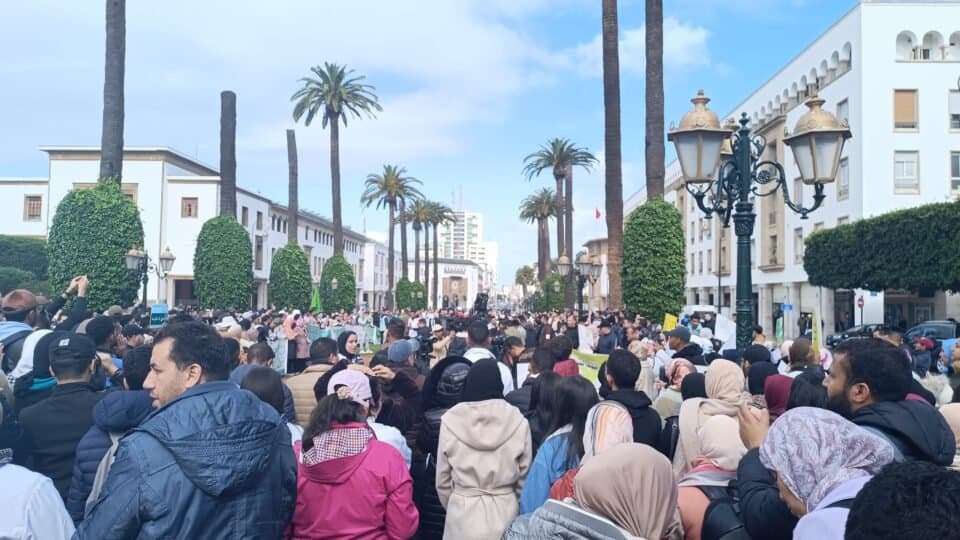 الممرضون وتقنيو الصحة يحتجون في الرباط ضد استخفاف الحكومة.