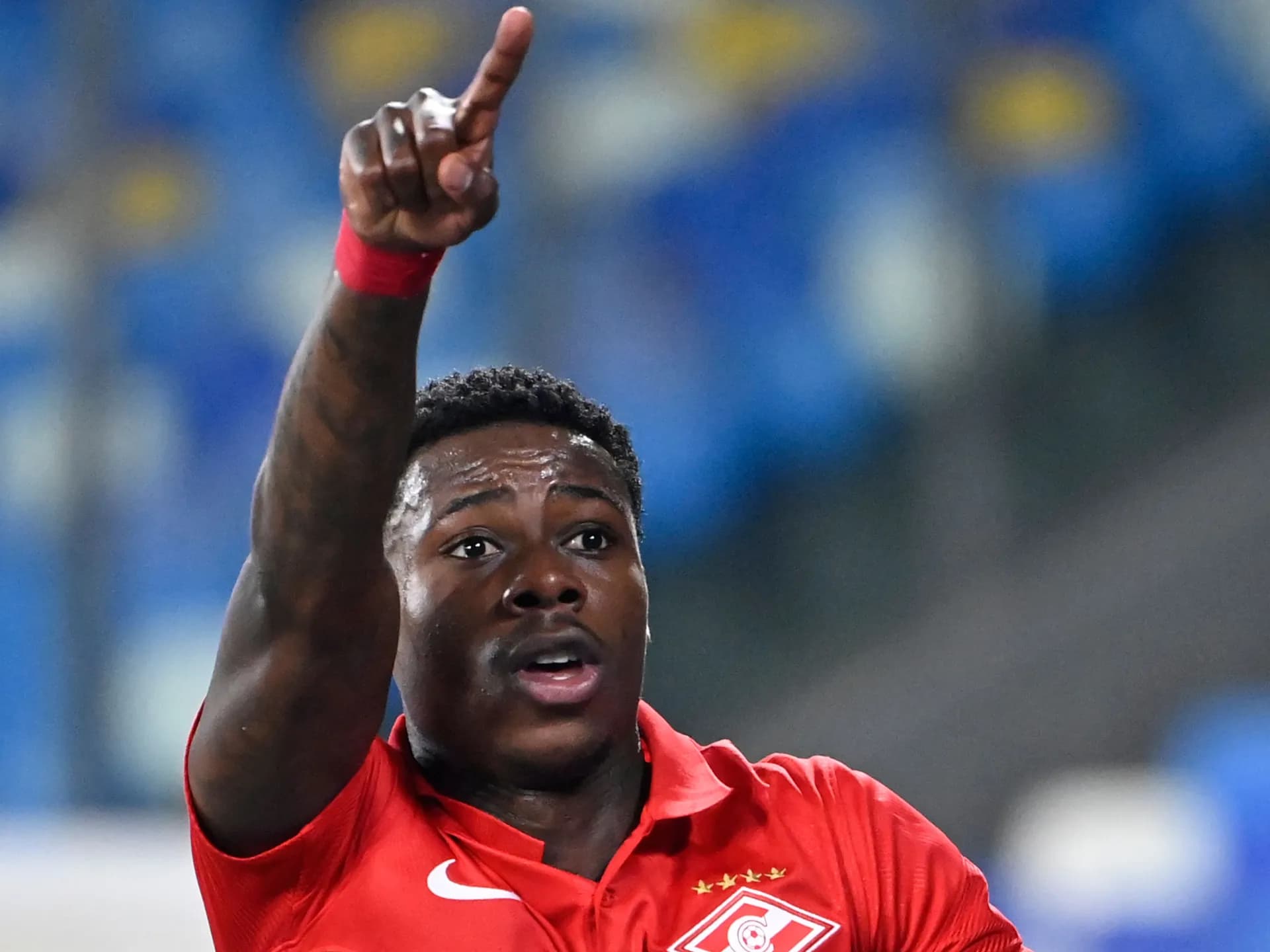السجن 6 سنوات للاعب الهولندي كوينسي بتهمة تهريب الكوكايين.