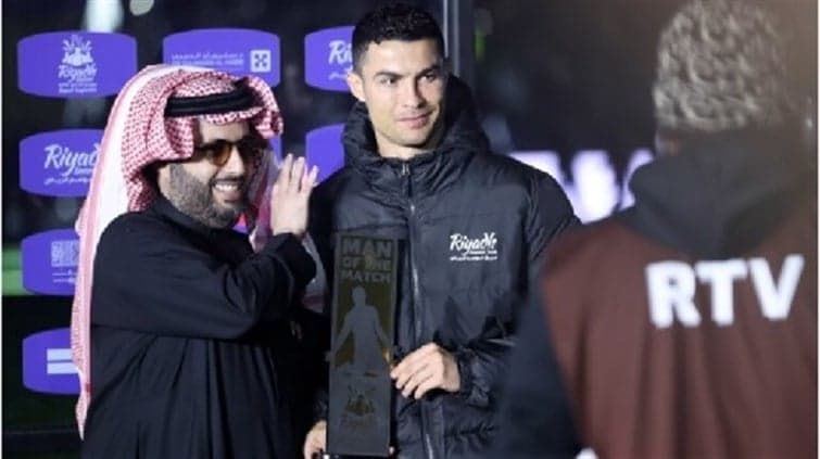 آل الشيخ يعلن عن مشروع "تاريخي" لرونالدو في الرياض.