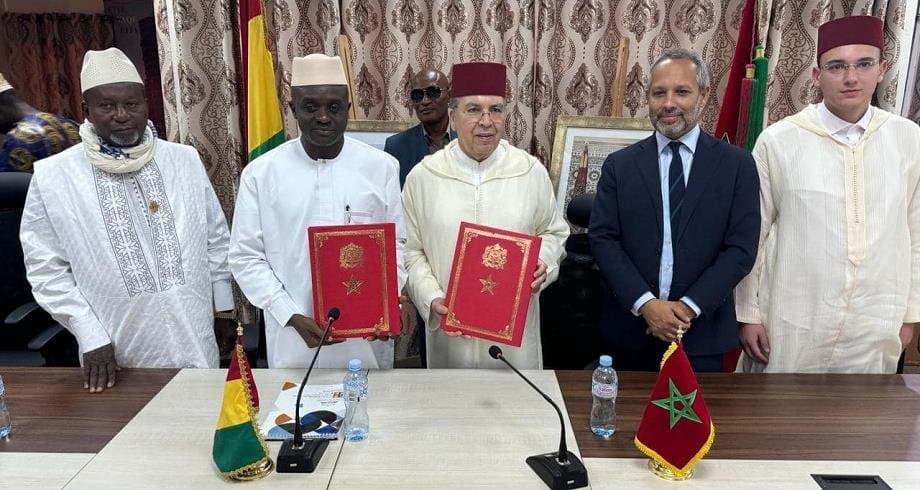 توقيع برتوكول بين المغرب وغينيا يهم تدبير المجمع الديني محمد السادس بكوناكري.