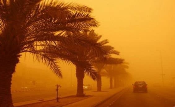 نشرة إنذارية… سماء حمراء في مدينة وجدة