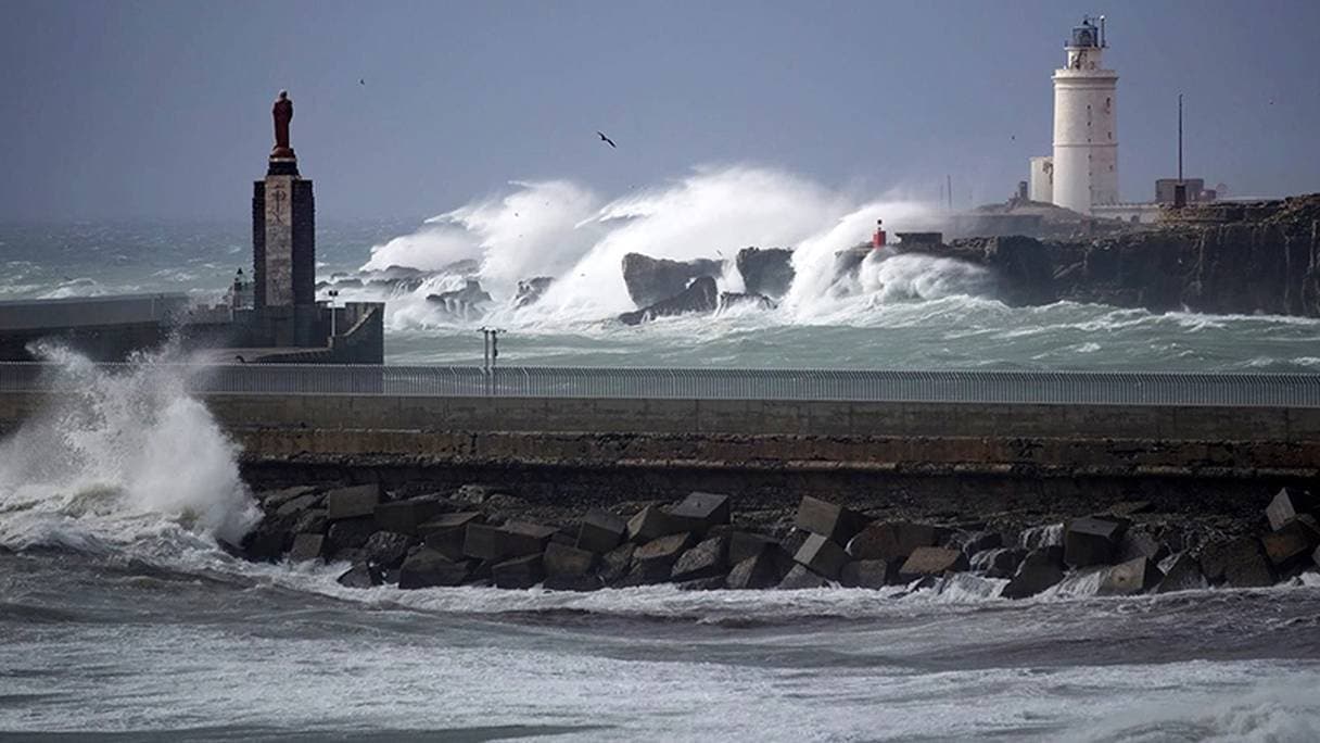 عاصفة قوية تتسبب في تعليق الرحلات البحرية المتجهة نحو المغرب