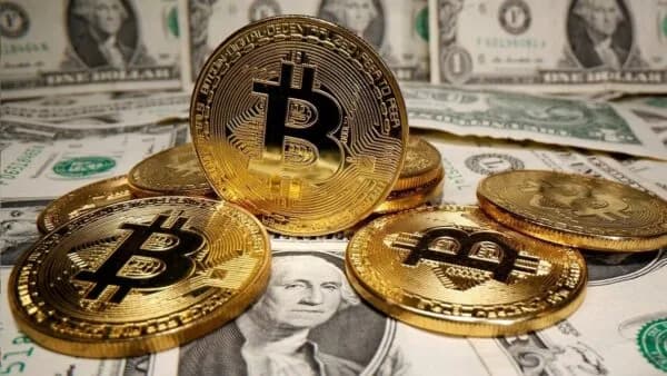 عملة البيتكوين تتخطى حاجز الـ70 ألف دولار