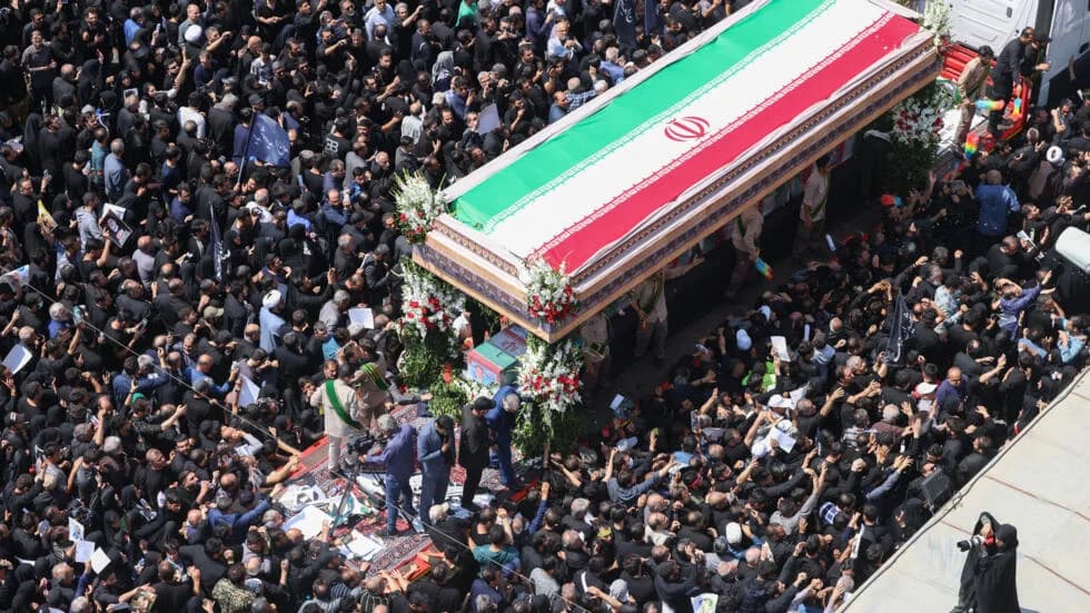 آلاف الإيرانيين يرافقون رئيسهم إبراهيم رئيسي حتى مثواه الأخير