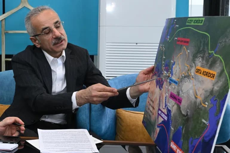وزير النقل التركي يتحدث عن الأهمية الإستراتيجية لـ "طريق التنمية"