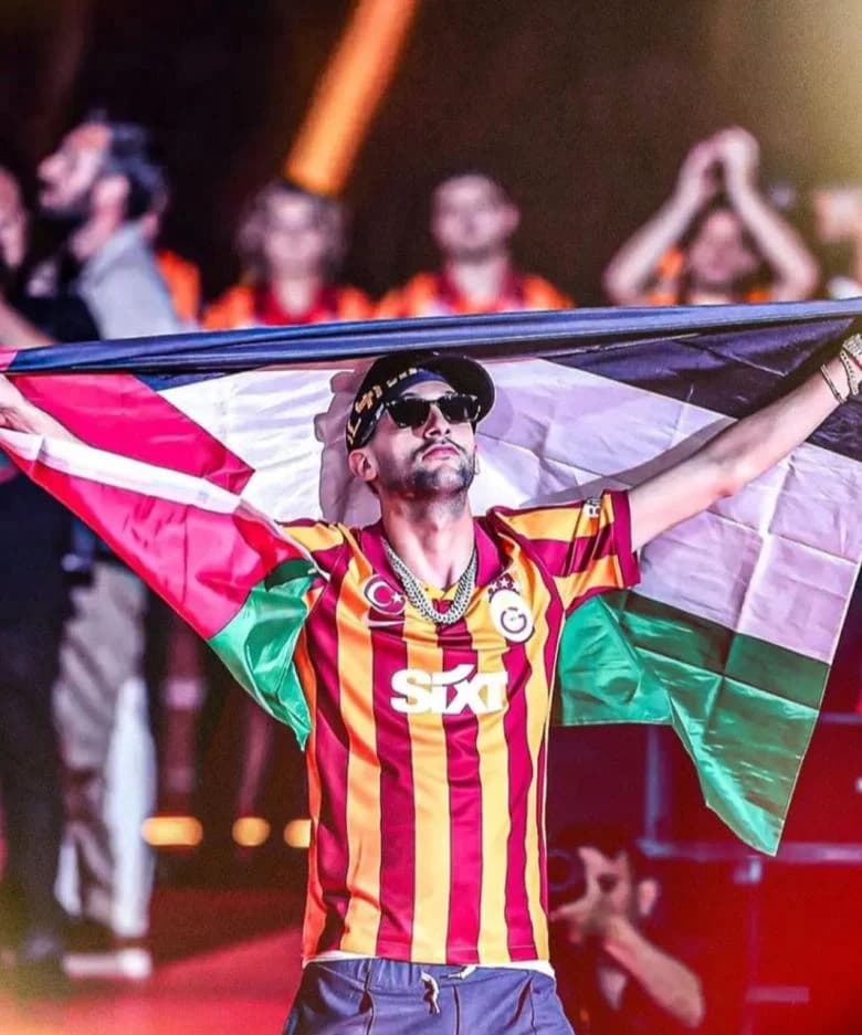 زياش يرفع العلم الفلسطيني خلال الاحتفال  بـلقب الدوري التركي