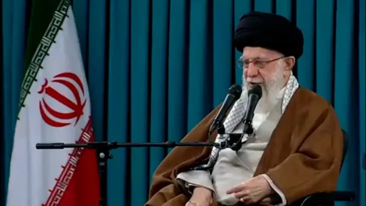 خامنئي يدعو الإيرانيين لـ »عدم القلق على البلاد » بعد حادث مروحية رئيسي
