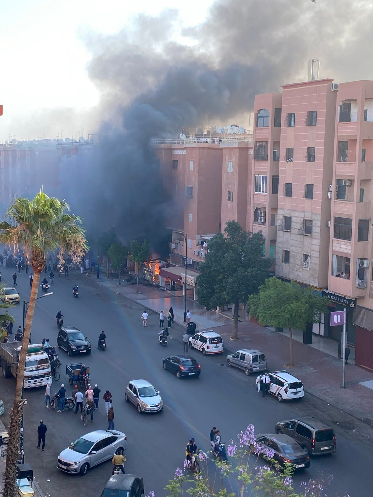 عاااجل .. يقضة سائق شاحنة تجنب كارثة، بعد اندلاع حريق مهول بمحل تجاري بالاحباس