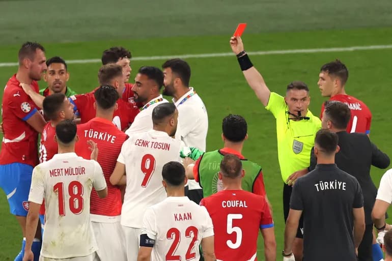 تركيا ضد التشيك في يورو 2024.. رقم قياسي في البطاقات الملونة