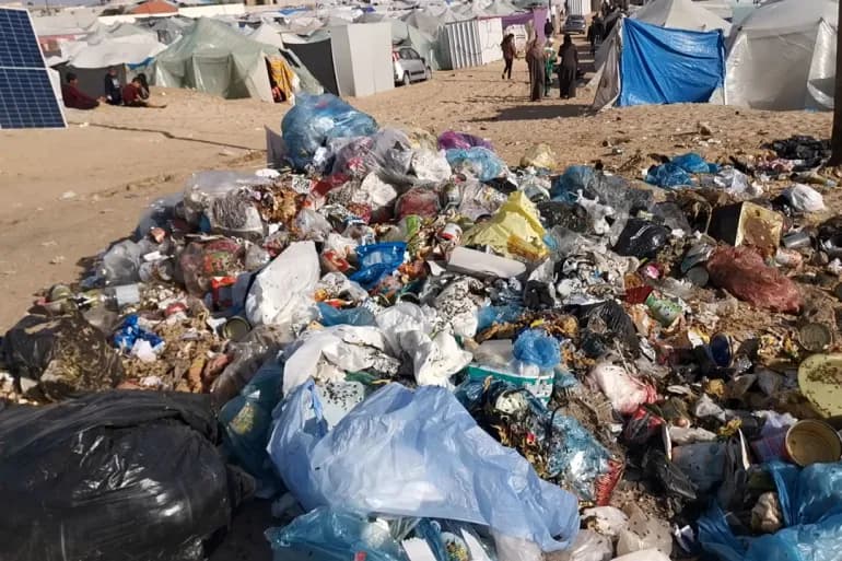 الأونروا تحذر من انتشار المزيد من الأمراض بغزة نتيجة "أكوام ضخمة"