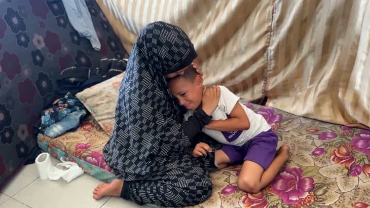 طفل غزي يحلم بالنجاة من جحيم الحرب ليعانق والده في بلجيكا