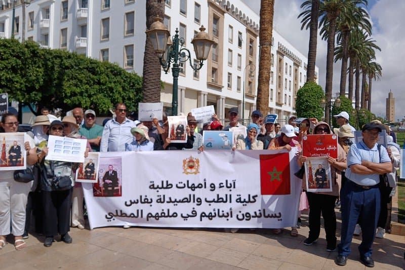 عائلات طلبة الطب والصيدلة تتمسك بالتحكيم الملكي لإنقاذ الموسم من "البياض"