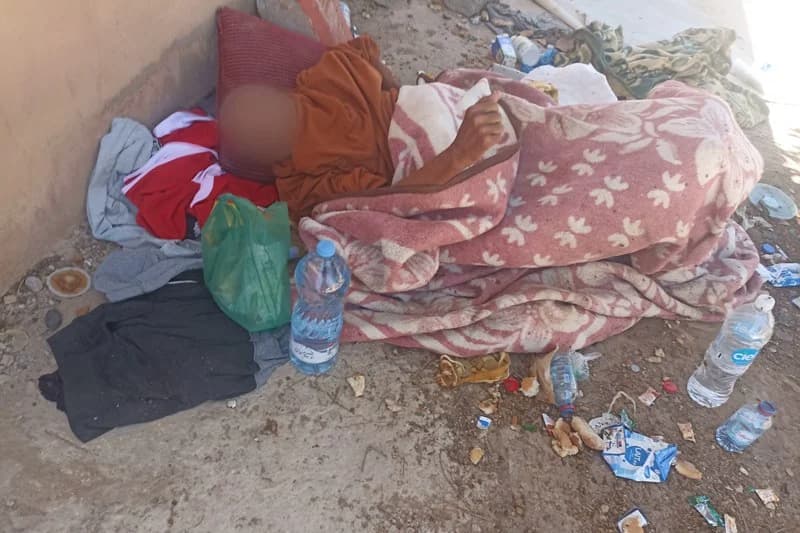 مريض يفترش الأرض قرب مشفى تزنيت