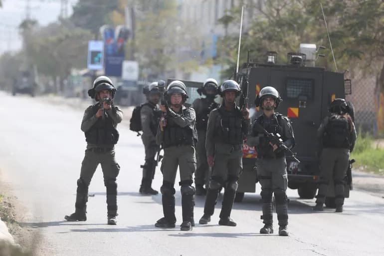 الاحتلال يعتقل 30 فلسطينيا بالضفة وينفذ اقتحامات جديدة