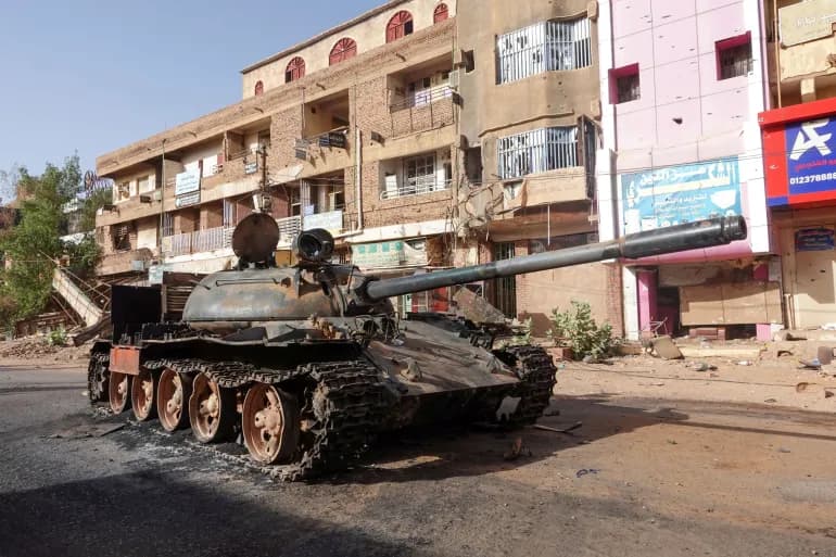 اشتباكات في أم درمان وآلاف السودانيين يفرون من الفاشر