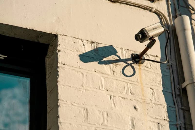 عمال التركيب يكشفون تجاهل استشارة سكان العمارات عند وضع كاميرات المراقبة