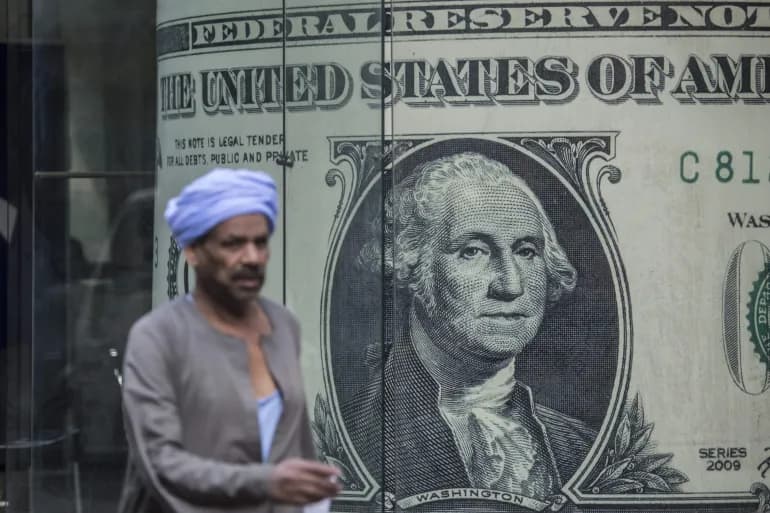 رغم توفر الدولار.. لعبة انتظار بين المستهلكين والتجار في مصر