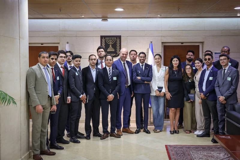 شباب مغاربة يثيرون الجدل بزيارة جماعية إلى إسرائيل .. حرية أم استفزاز؟