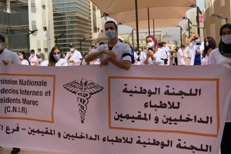 ‬الأطباء الداخليون والمقيمون يتدارسون الانخراط في "إضرابات طويلة الأمد"