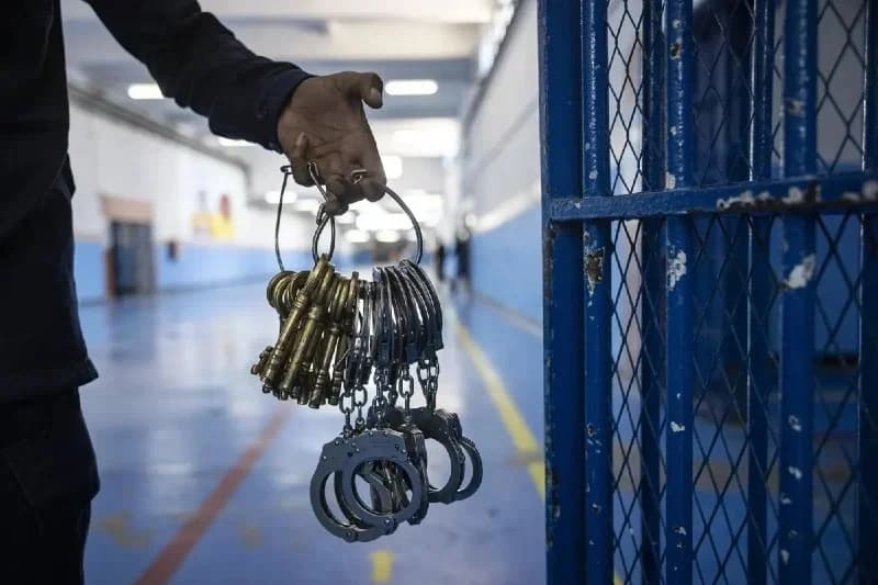 إيداع برلماني سابق وفتاتين السجن