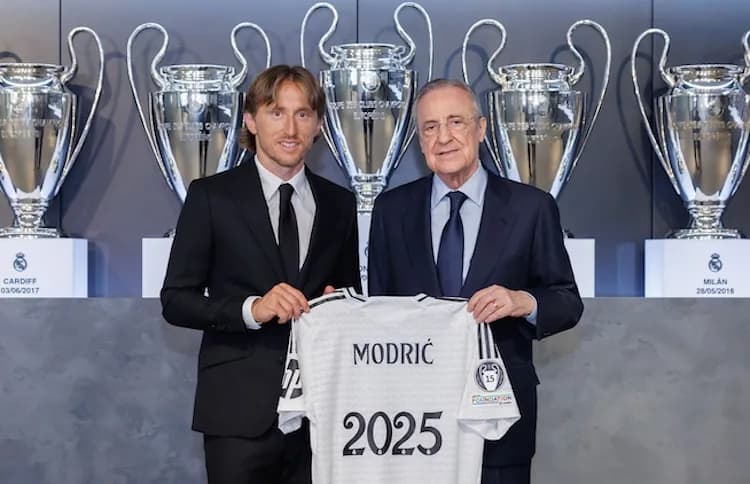 لوكا مودريتش يمدد عقده مع ريال مدريد لموسم إضافي